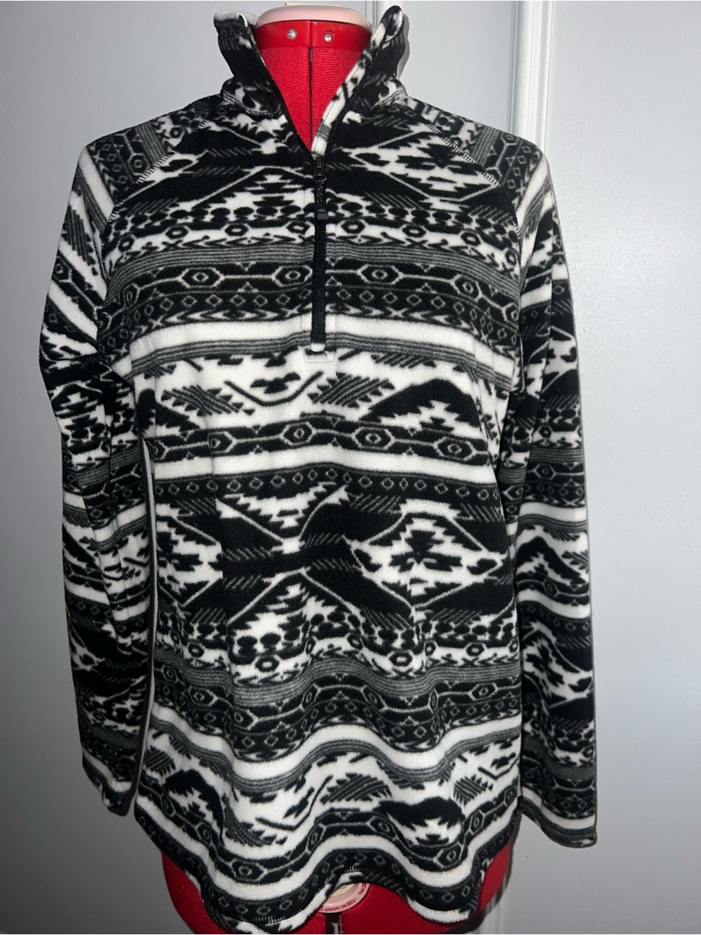 Women’s Eddie Bauer Aztec Black & White Print Fleece Pulloverlayering cozy small